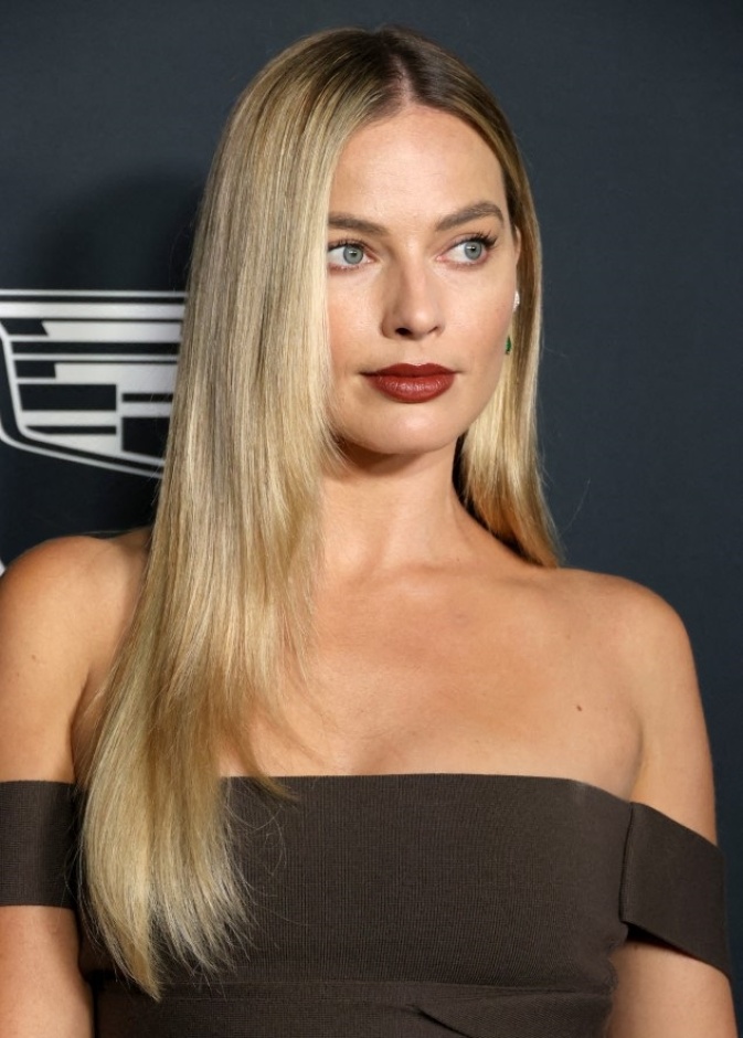ألوان أحمر الشفاه المخملي القوي واللماع من إطلالة Margot Robbie