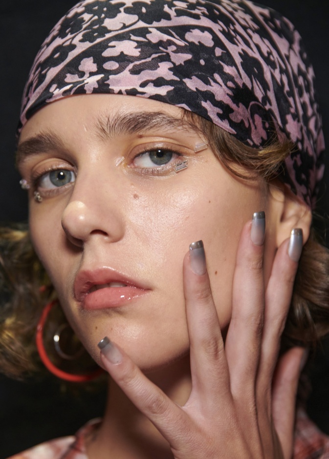 أحدث صيحات ألوان المناكير الجديدة 2024 جربيها وكوني الأيقونة