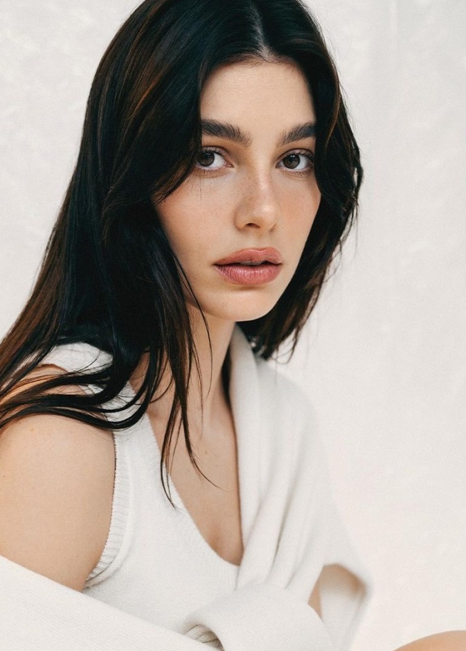 ألوان الهايلايت البني للشعر الأسود من وحي اطلالة النجمة Camila Morrone