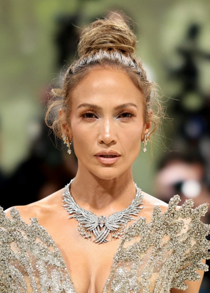 إطلالة Jennifer Lopez بمكياج برونزي براق