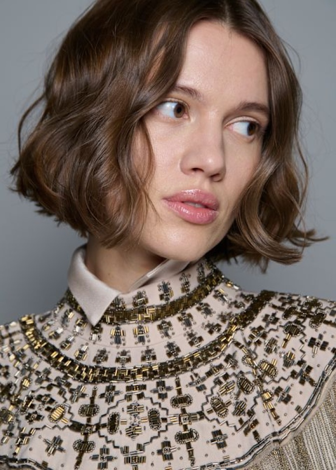 احصلي على إطلالة الشعر الويفي القصير وكوني نجمة المناسبات