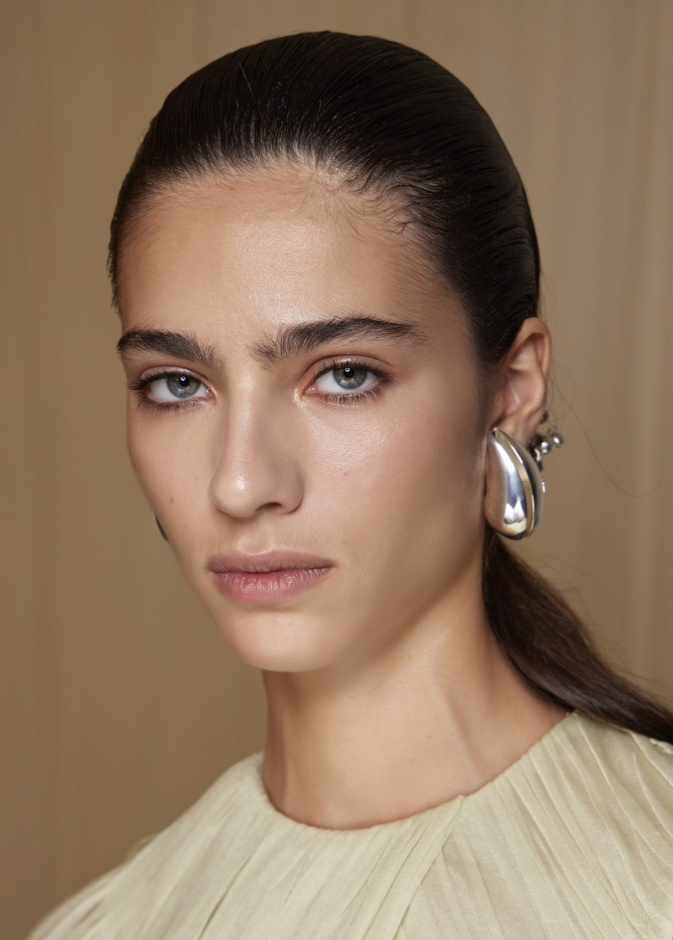 تعريض الحواجب الطبيعية من دار Tory Burch