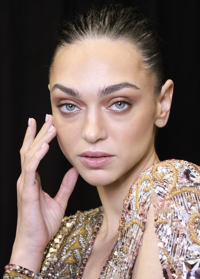 تمرير البلاشر المات بطريقة دائرية من دار Zuhair Murad