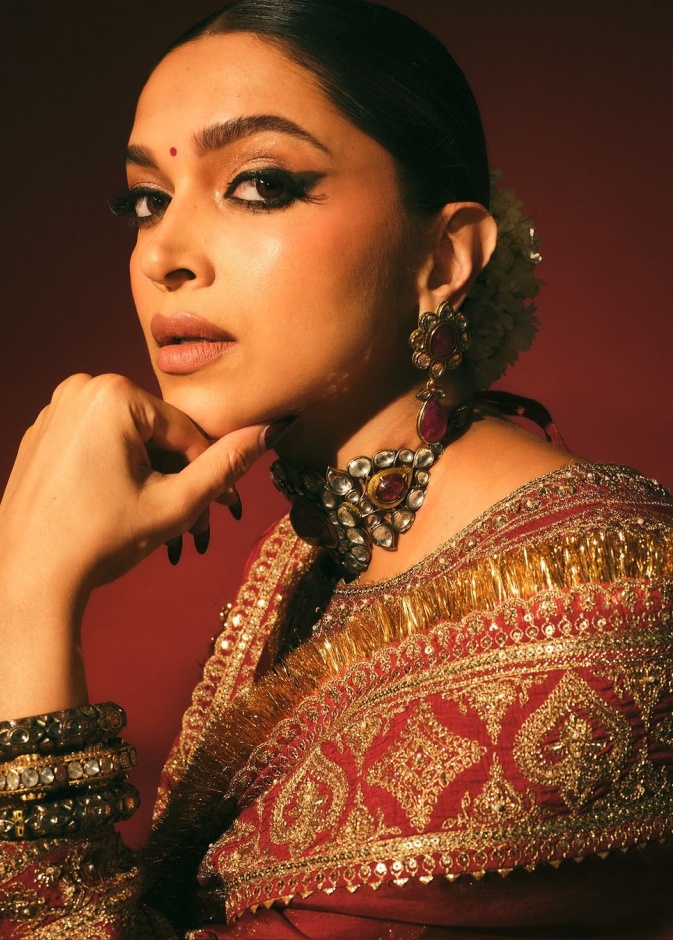 مكياج أسود مات بأسلوب Deepika Padukone