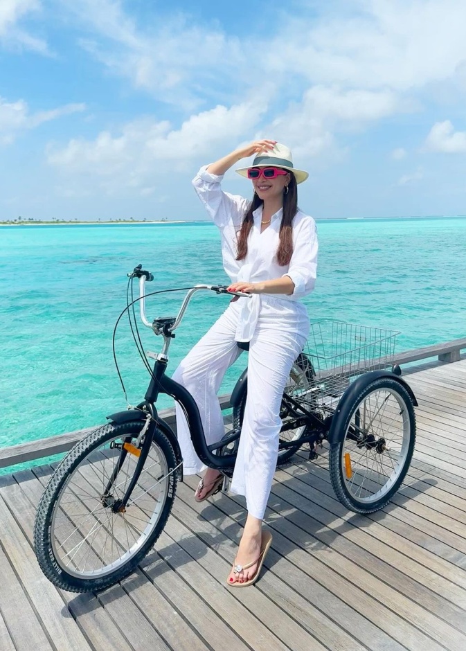 إطلالات كاجوال ورياضية ملهمة من النجمات خلال السفر وممارسة الرياضة