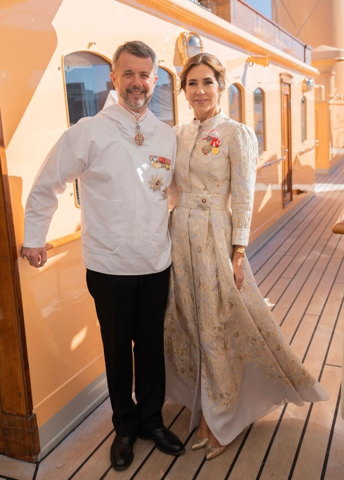 إطلالة ملكية ذهبية مبهرة للملكة ماري