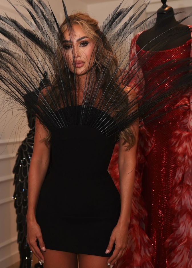 مايا دياب بفستان مغطى بالريش الاسود