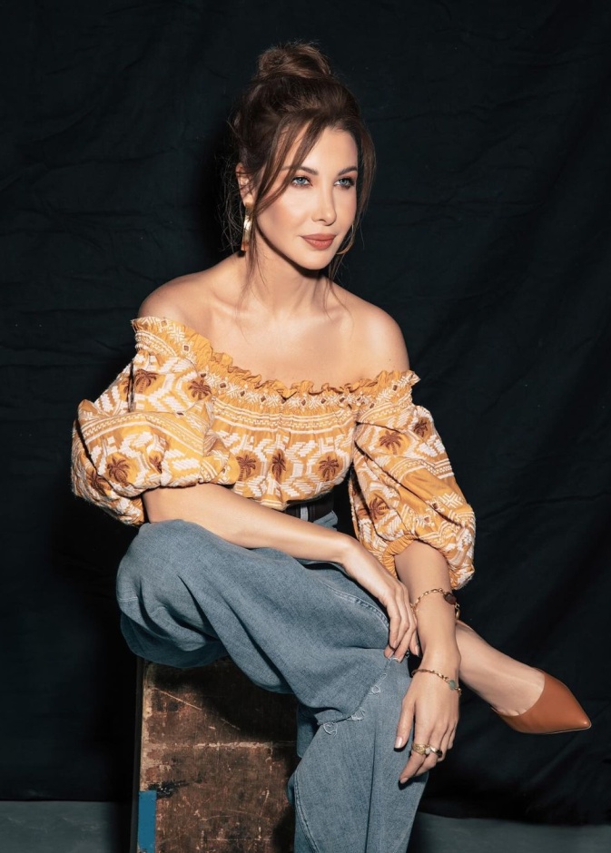 نانسي عجرم أبهرتنا بإطلالاتها الملونة في كليبها "من نظرة"