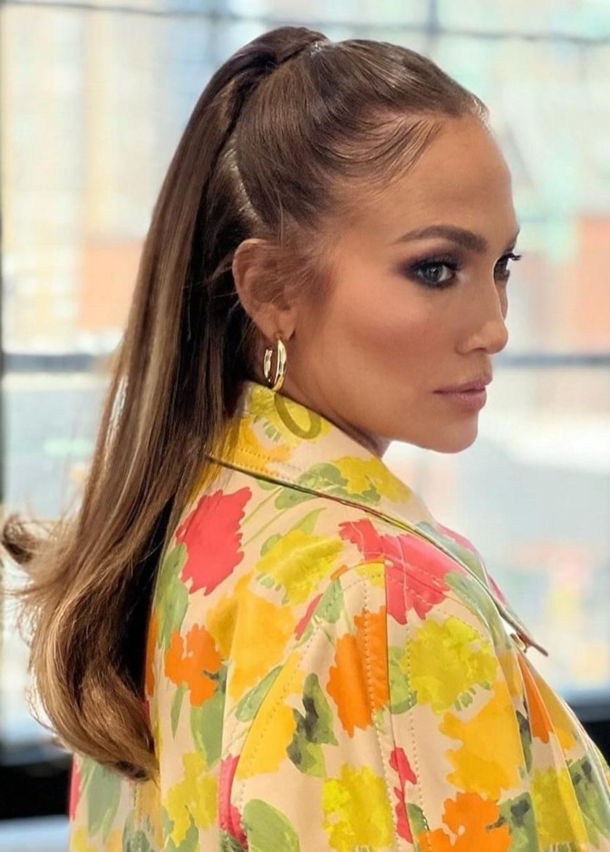 تألقي بأجمل تسريحات شعر طويل ناعم لصيف 2024 على خطى أيقونة الجمال جينيفر لوبيز