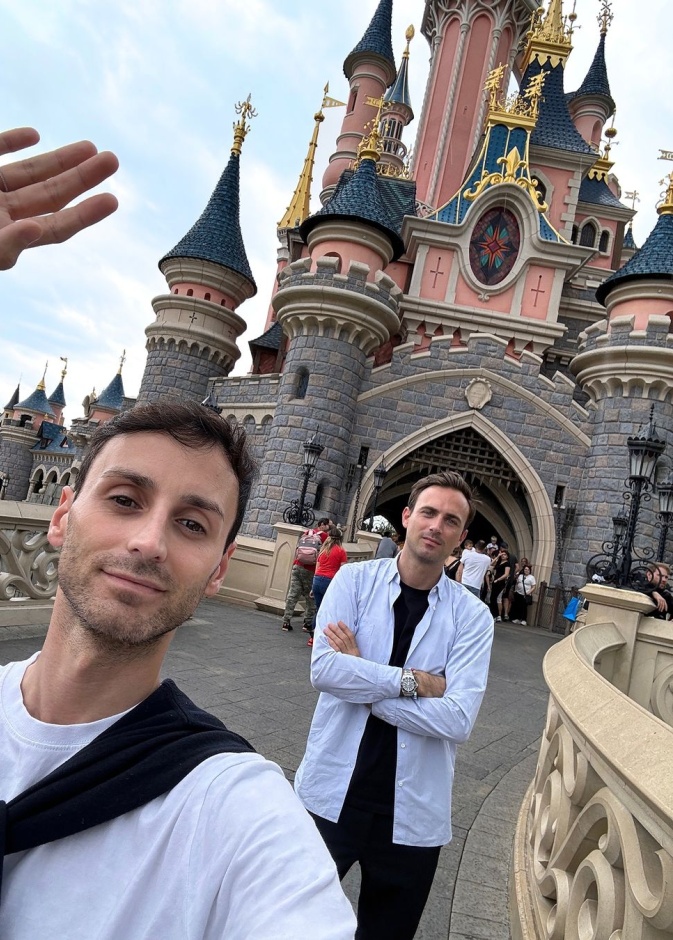 Coperni تنقل أسبوع الموضة في باريس إلى ديزني لاند: تحدٍّ جديد للأناقة والإبداع