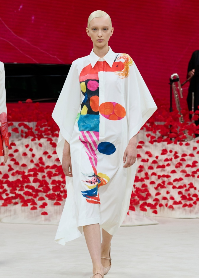 إطلالة من Akris لربيع وصيف 2024