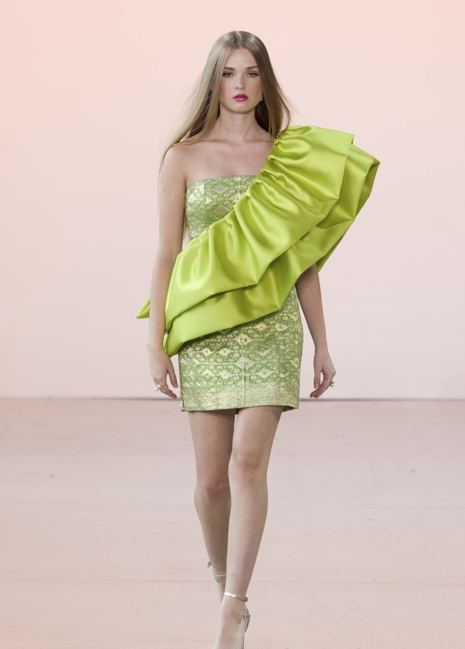 تألقي بألوان البهجة والفرح مع فساتين ملونة لإطلالات صيف 2024	