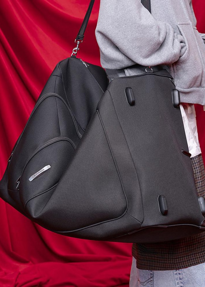  شنط سبور كبيرة من Balenciaga