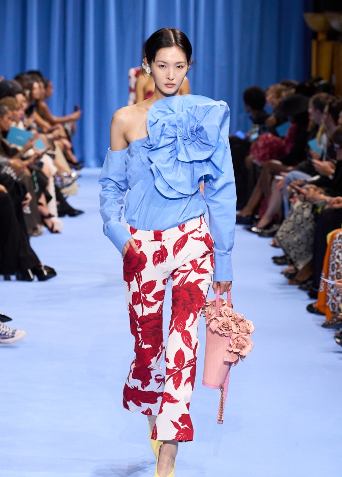 النقشات المطبعة بالورود موضة لا يمكن مقاومتها مع البناطيل