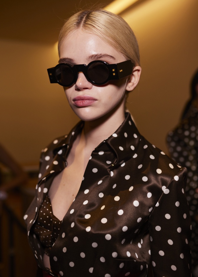 صيحة النظارات الشمسية السوداء رفيقك الدائم في إطلالات الصيف