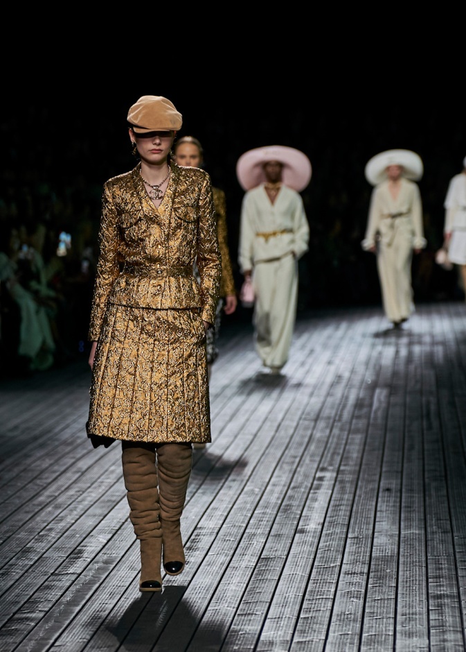 مفاجآت أسبوع الموضة في باريس بالجملة: أليساندرو ميشيل للمرة الأولى على ممشى فالنتينو علامات بدون مصمميها المعتادين وأخرى تعود بعد غياب