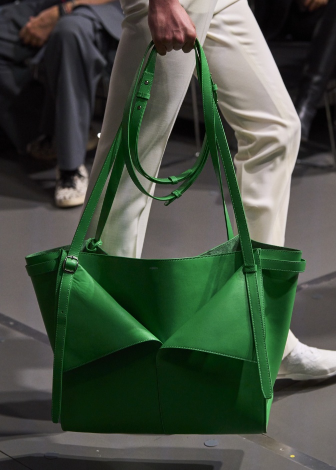 موضة الحقائب الكبيرة رفيقتك الأساسية لحضور مباريات الألعاب الأولمبية عام 2024