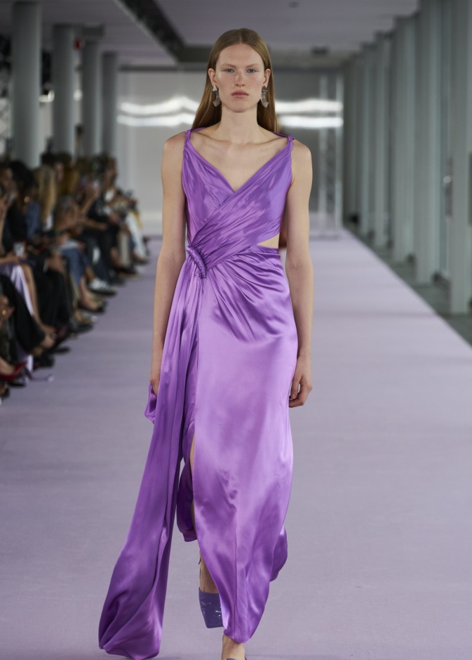 اللون البنفسجي يسيطر على فساتين الصيف