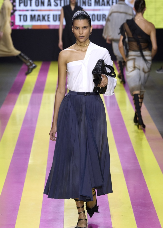 أهمية التنورة البليسيه في خزانة كل امرأة 