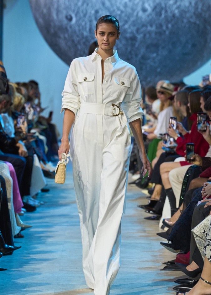 موضة الجمبسوت الأبيض صيحات تمنحك ستايل مختلف في السهرات