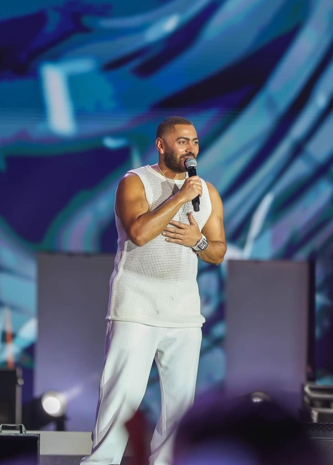 تامر حسني يتألق على المسرح في حفله بمهرجان العلمين 