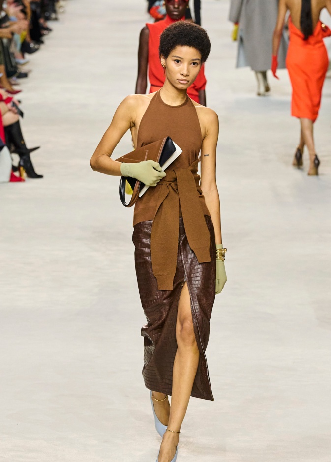 التنورة الجلد نجمة موسم صيف 2024 فكيف تعتمدينها بأجمل الطرق؟