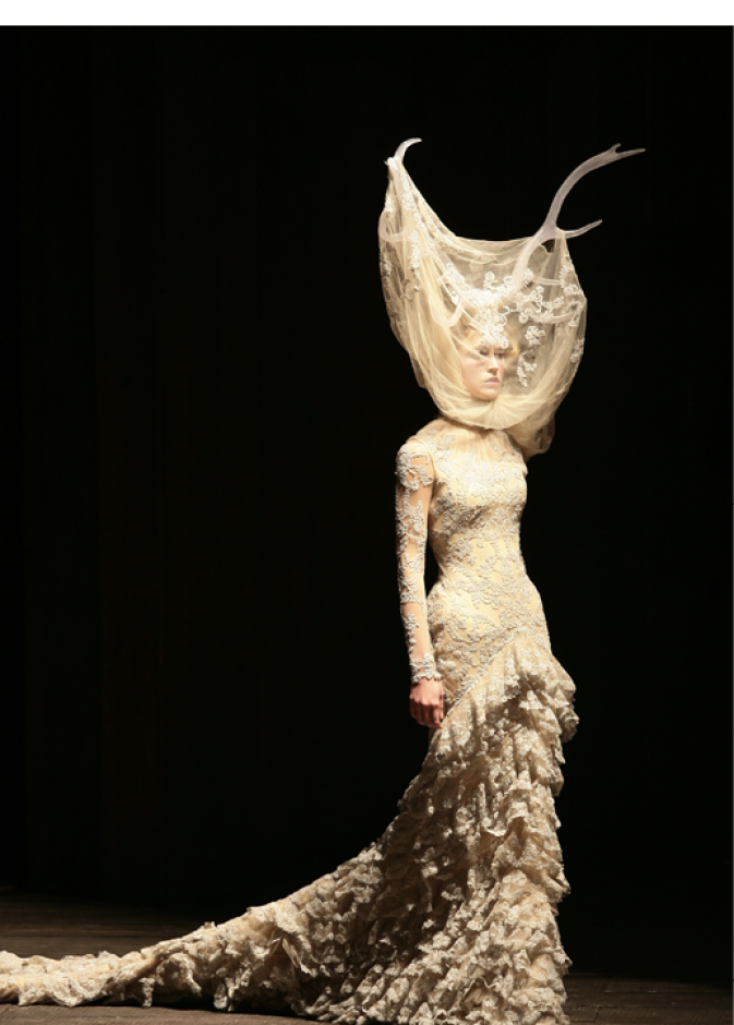 "أكروبات الموضة"... عندما يستعرض مصممو الأزياء عضلاتهم الافتراضية بدفع حدودهم الإبداعية