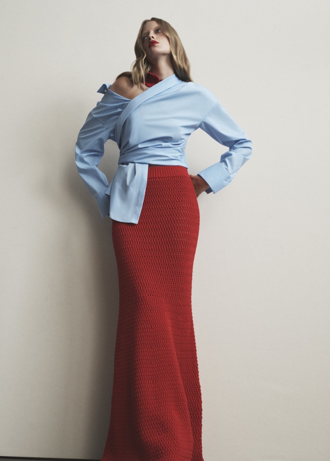 القميص الأزرق يمنحك أناقة متجددة في عالم الموضة