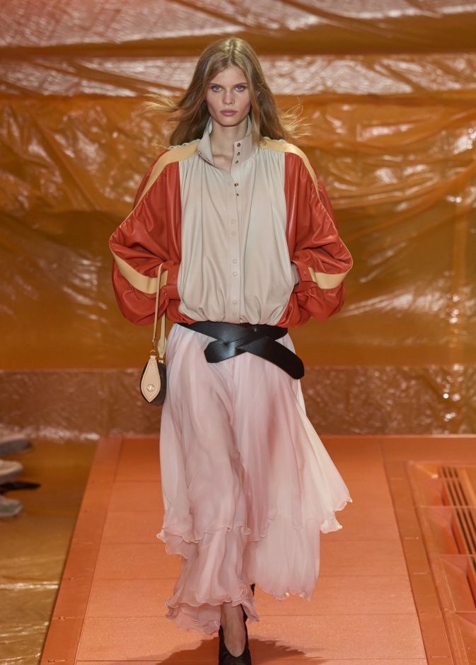 الأناقة اليومية ترتبط بموضة التوبات الرياضية