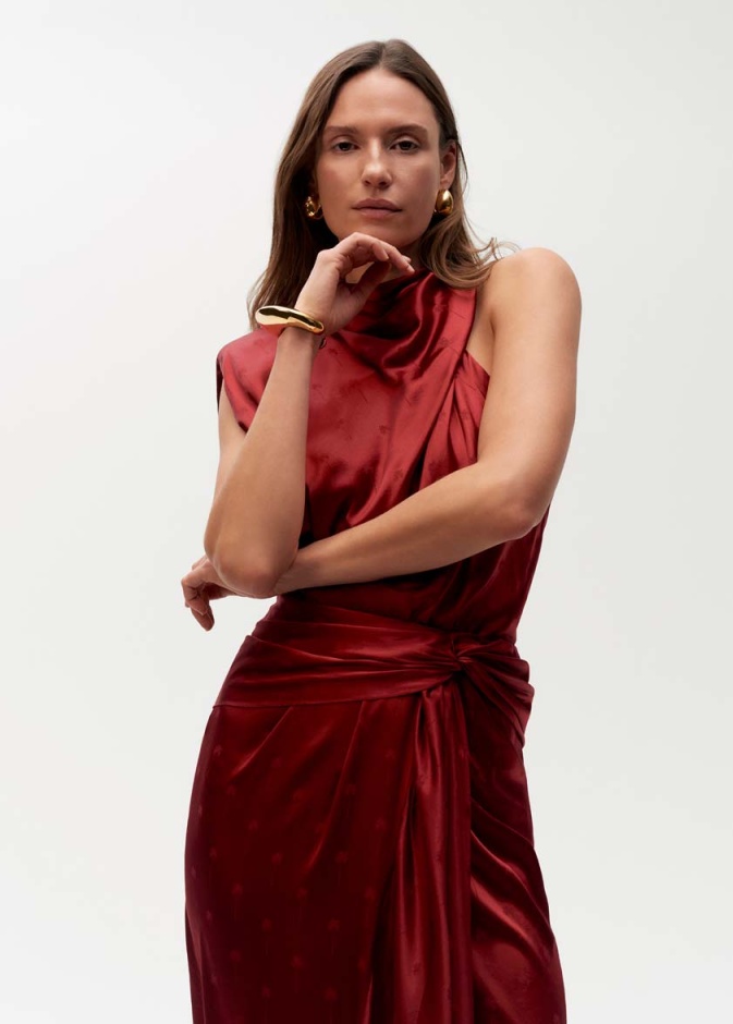 اللون الأحمر نجم موسم ما قبل خريف 2024