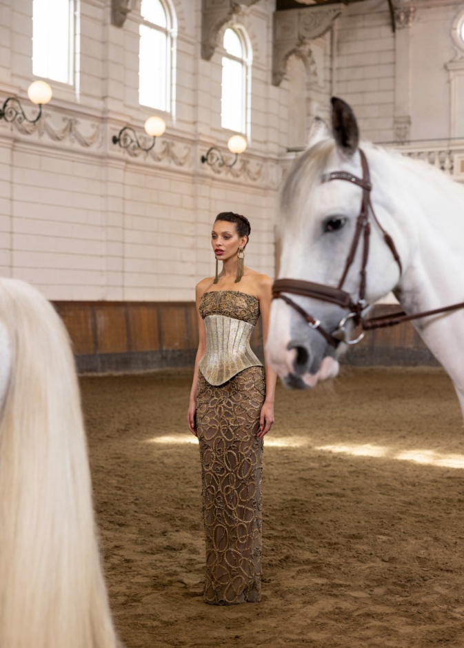 المصمم رامي قاضي لـ"هي": الحصان مخلوق جميل يتحلى بالقوة والطاقة ما يتجلى أيضًا في قوة وجمالية مجموعة "Meydan" لخريف وشتاء 2024-2025