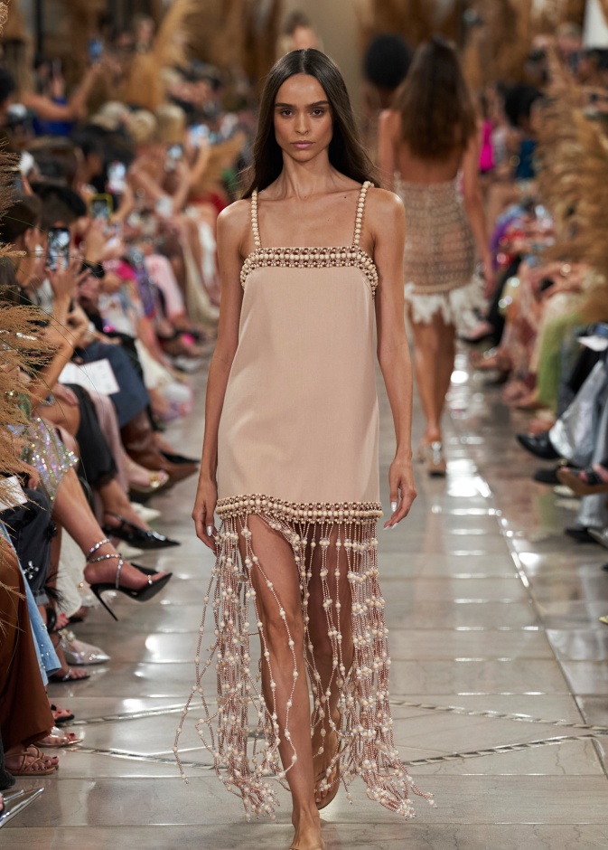 اللؤلؤ على الفساتين صيحة الموضة الجريئة والتي لا تزول