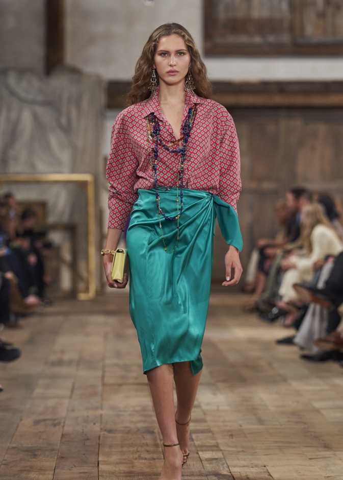 القمصان الملونة نقطة تحوّل في عالم الموضة الكلاسيكية