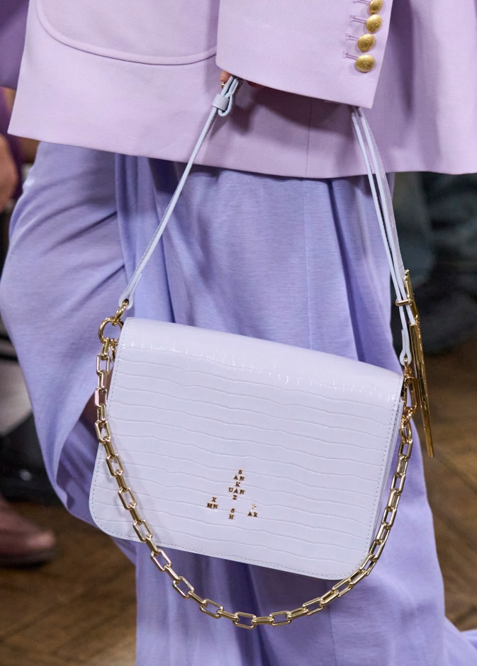 اللون الليلكي على الحقائب يدمج الفخامة مع الرقي بتجدّد ملفت في عالم الموضة