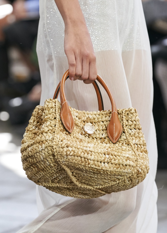 تألقي بأجمل شنط وقبعات القش موضة صيف 2024