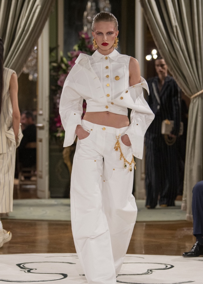 تنسيق عصري للجينز البيض من Schiaparelli 