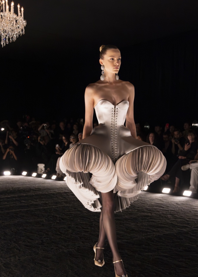 مجموعة "سكياباريلي" خريف و شتاء 2024 للأزياء الراقية