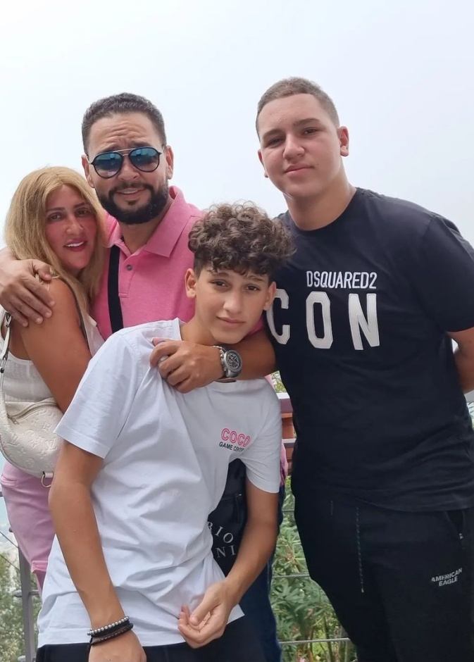 صورة تجمع أحمد رزق واسرته 