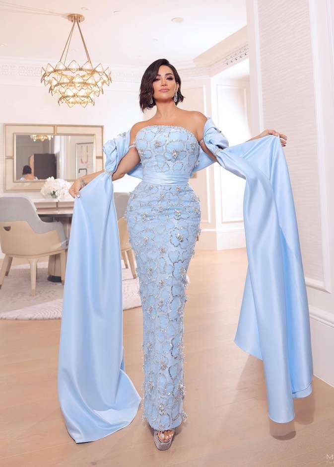 ديانا حداد بفستان لبني مطرز عاري الكتفين 