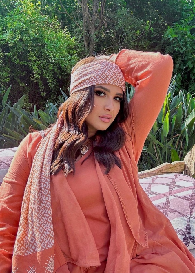 ياسمين عبد العزيز في جلسة تصوير حديثة 