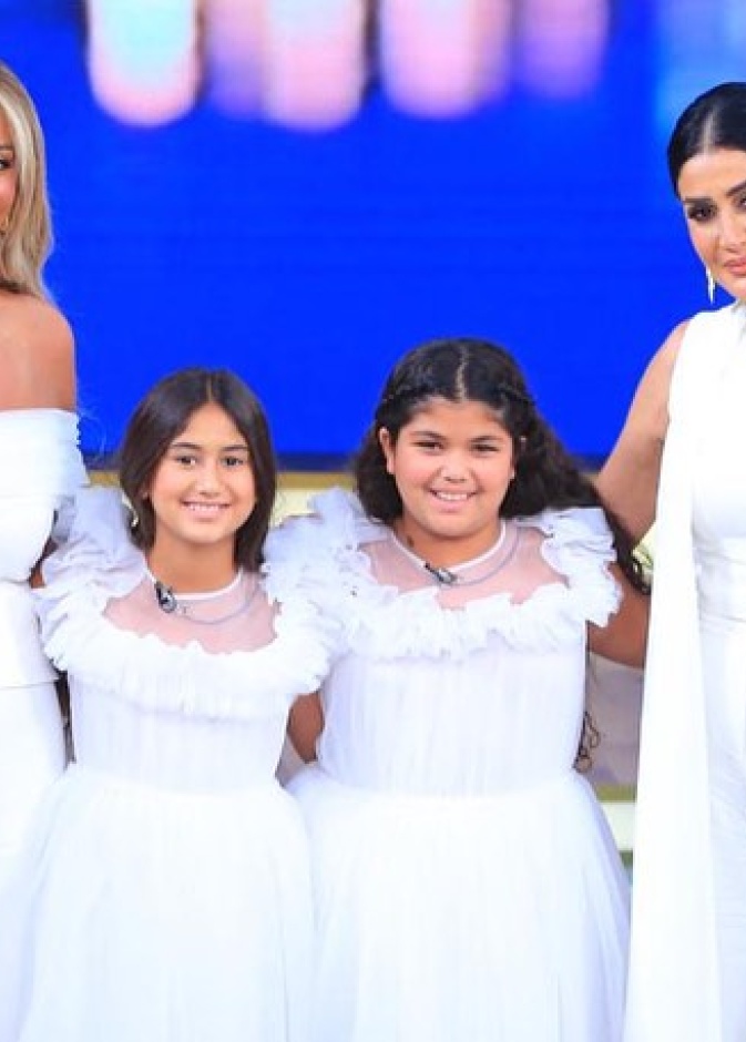 غادة عبد الرازق مع ابنتها واحفادها 