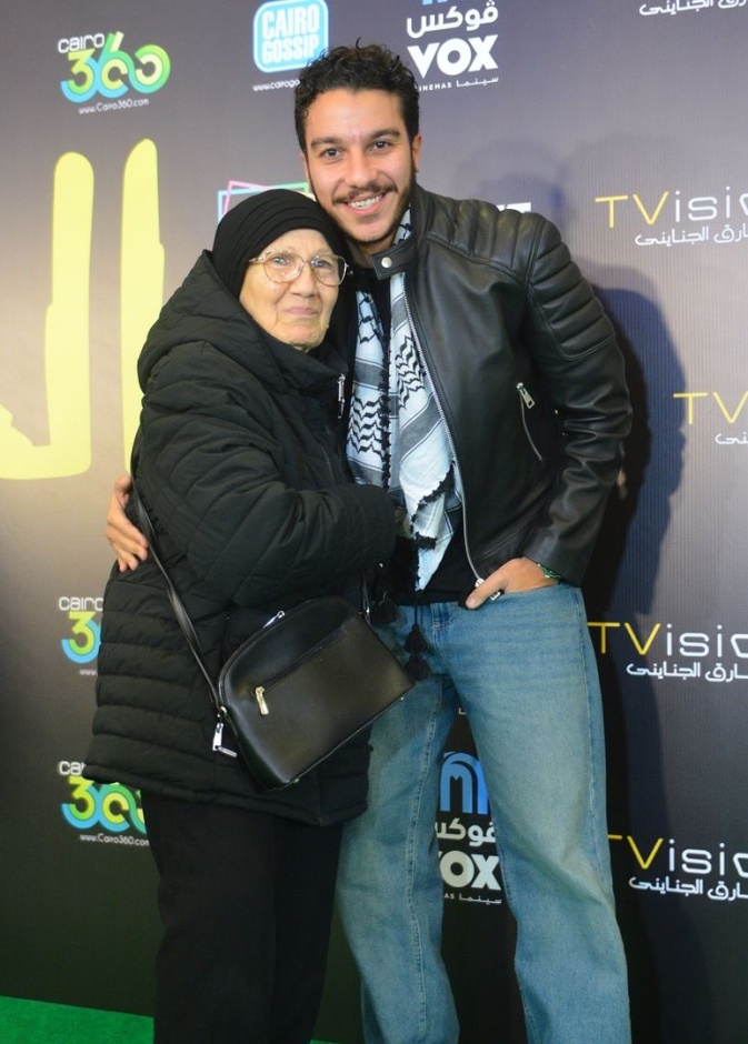 نور النبوي وجدته عواطف حلمي في عرض فيلم الحريفة