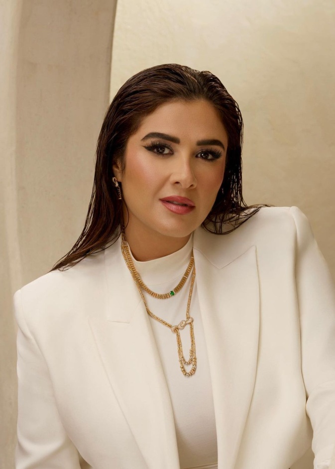 ياسمين عبد العزيز في جلسة تصوير حديثة 