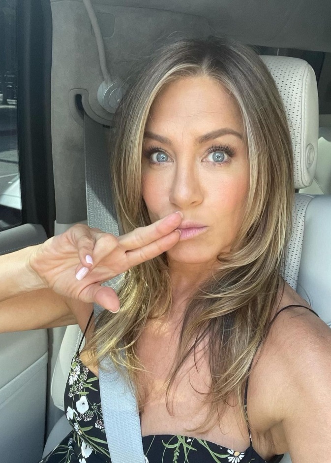 جينيفر أنيستون خلال تواجدها في سيارتها 