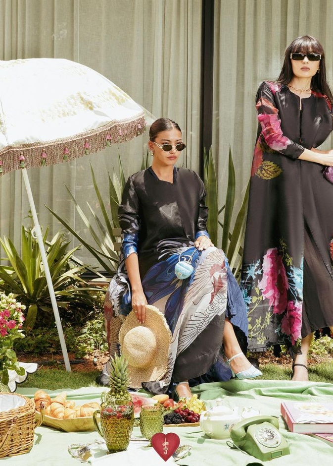 10 عبايات صيفية سوداء لكل سيدة تبحث عن التميز