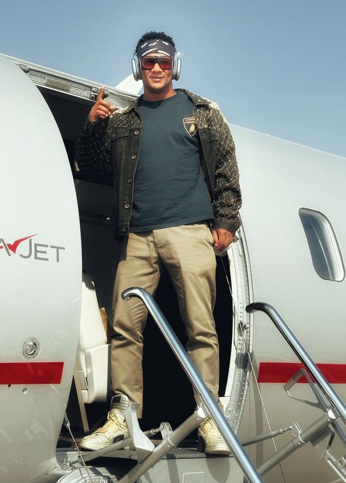 محمد رمضان امام الطائرة استعداد للسفر