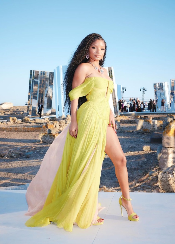 إطلالة ساحرة بالأصفر لHalle Bailey