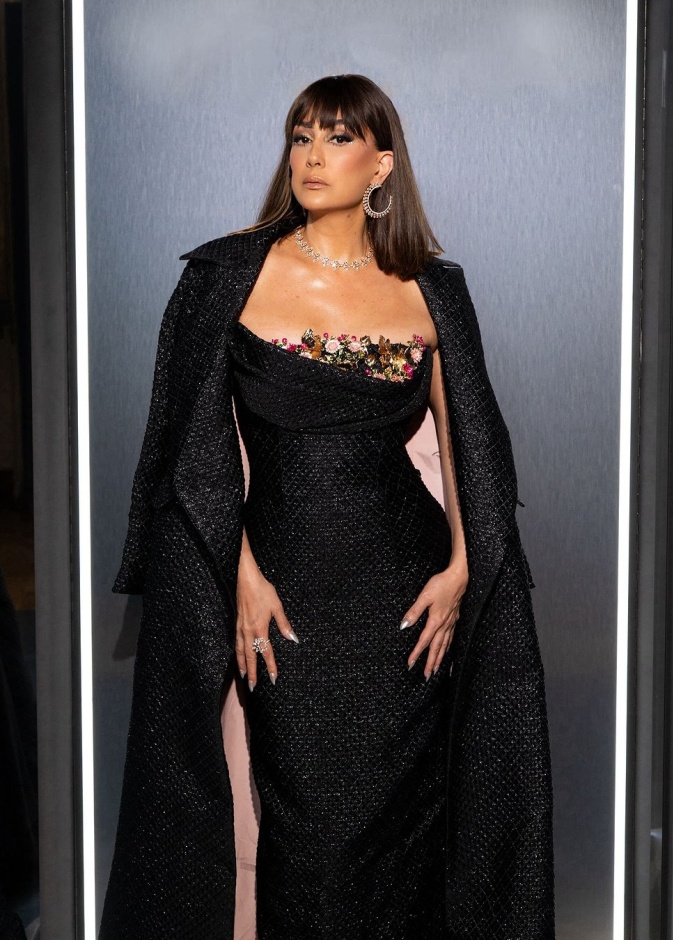 غادة عبد الرازق بالأسود في أسبوع الموضة بباريس 