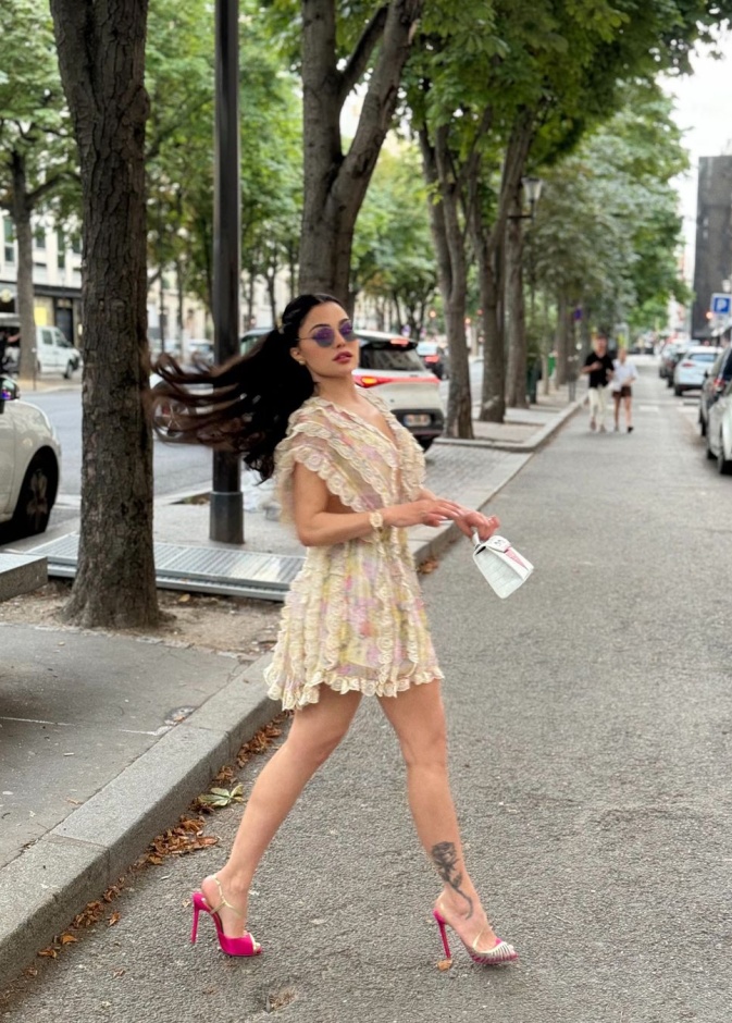 فستان قصير مطبوع بالورود في أحدث ظهور لهيفاء وهبي