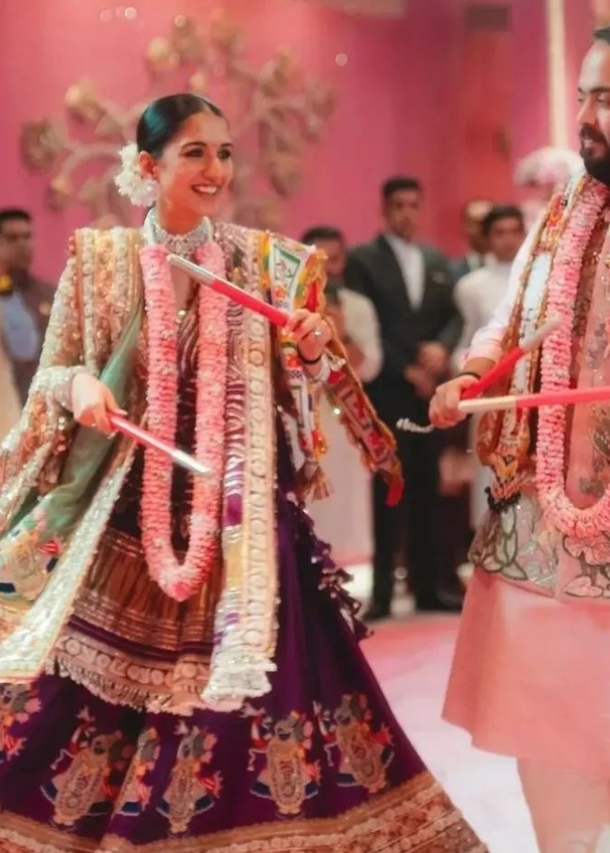 أنانت أمباني وزوجته خلال الاحتفال بزواجهما 